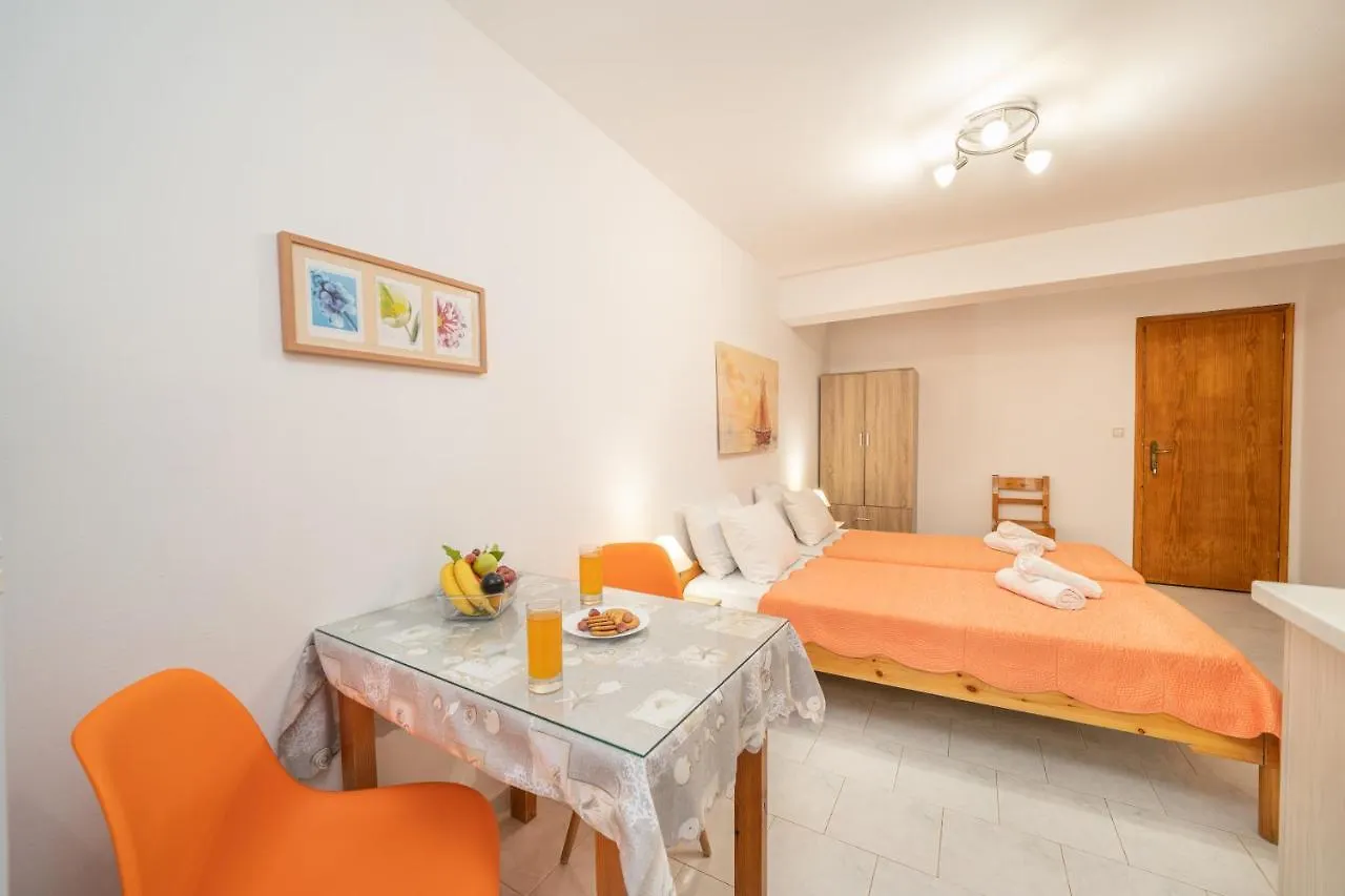Alexatos Studios & Apartments Agia Efimia 아파트호텔